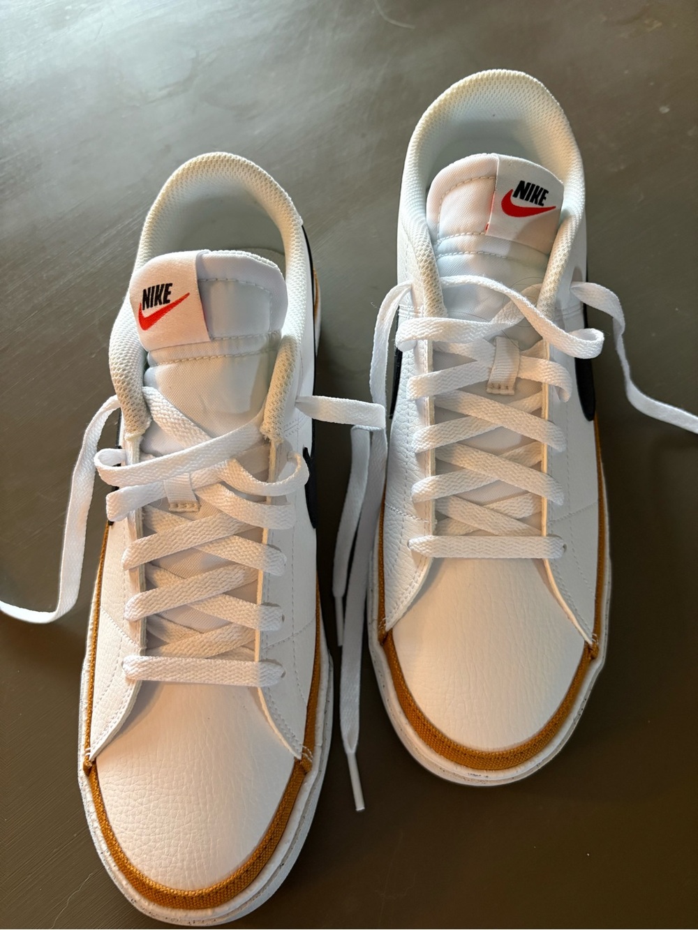 Nike Men’s White Court Legacy
